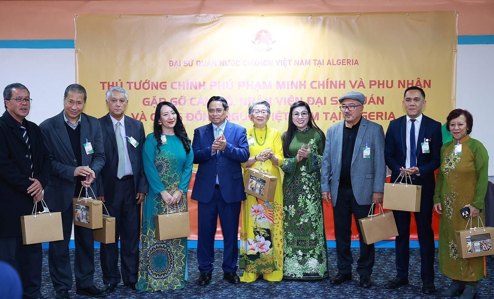 vna-potal-thu-tuong-va-phu-nhan-gap-cong-dong-nguoi-viet-nam-tai-algeria-8417103.jpg
